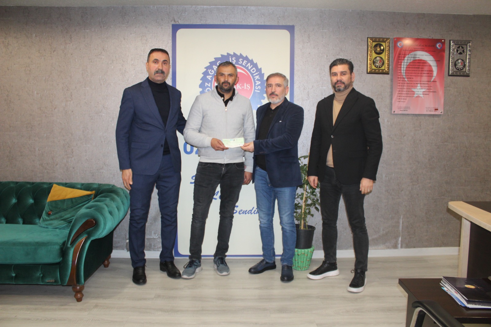 Genel Başkanımız Dolu, Kaza Geçiren Üyemize Ferdi Kaza Sigortası Çekini Takdim Etti